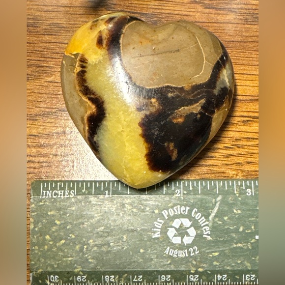 Beautiful Septarian heart shaped palm stone #1 - Picture 2 of 16